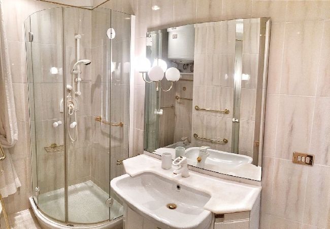 Appartamento a Luino - Cordelia 6 with lake view, balcony and pool Appartamento a Luino - Cordelia 6 with lake view, balcony and pool