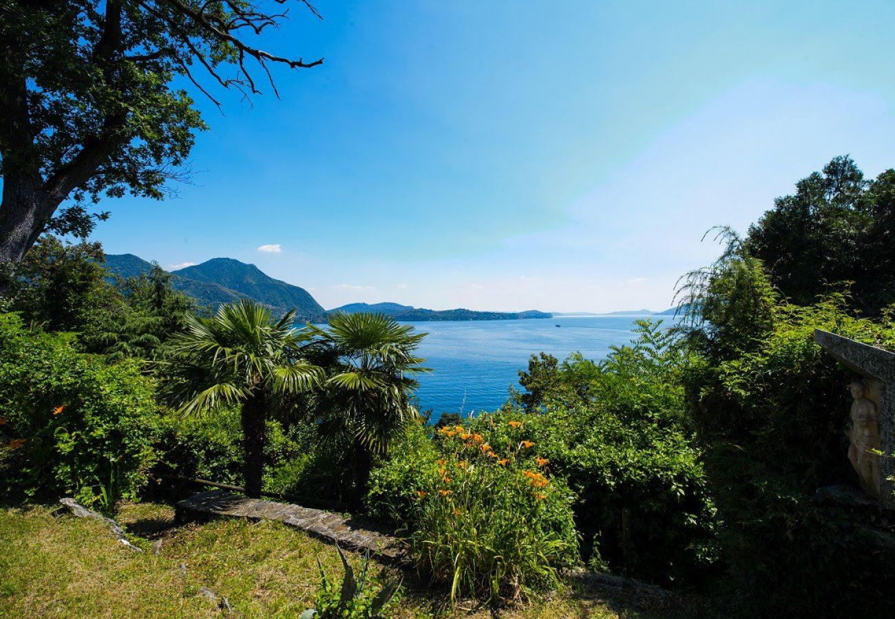 Villa a Verbania - Il Motto villa with big garden and lake view