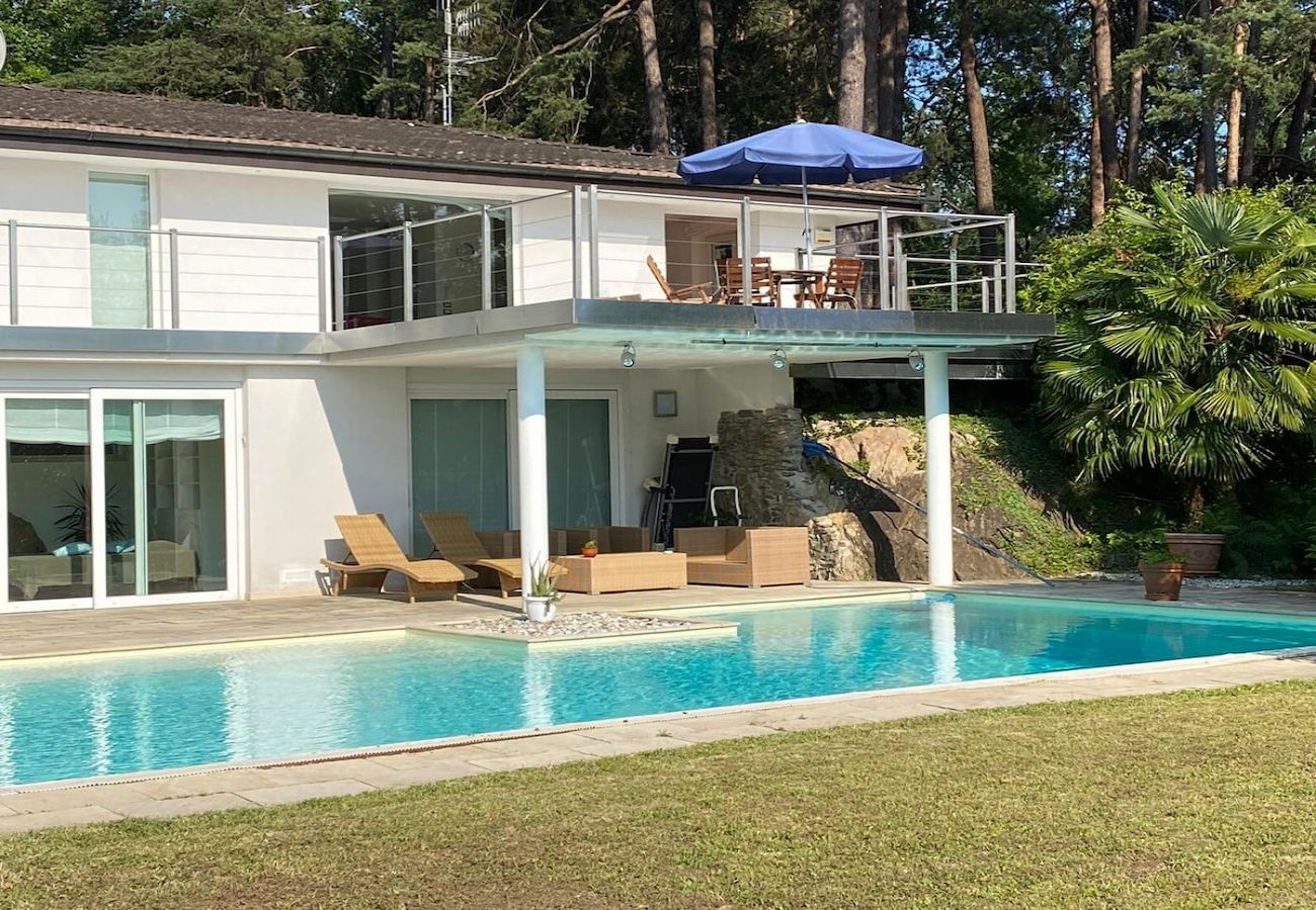 Villa a Luino - Villa Violetta in Luino with pool and garden