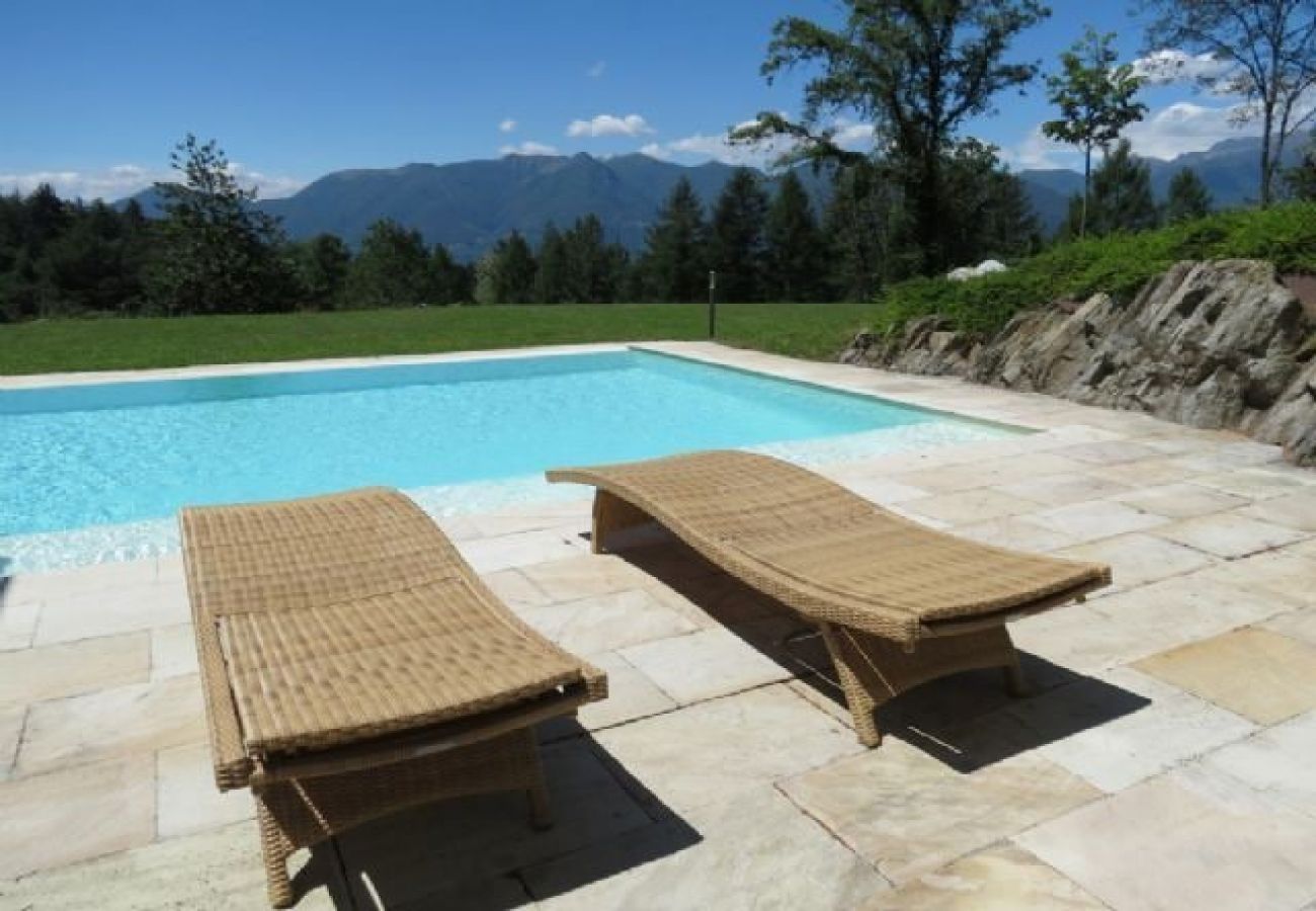 Villa a Luino - Villa Violetta in Luino with pool and garden