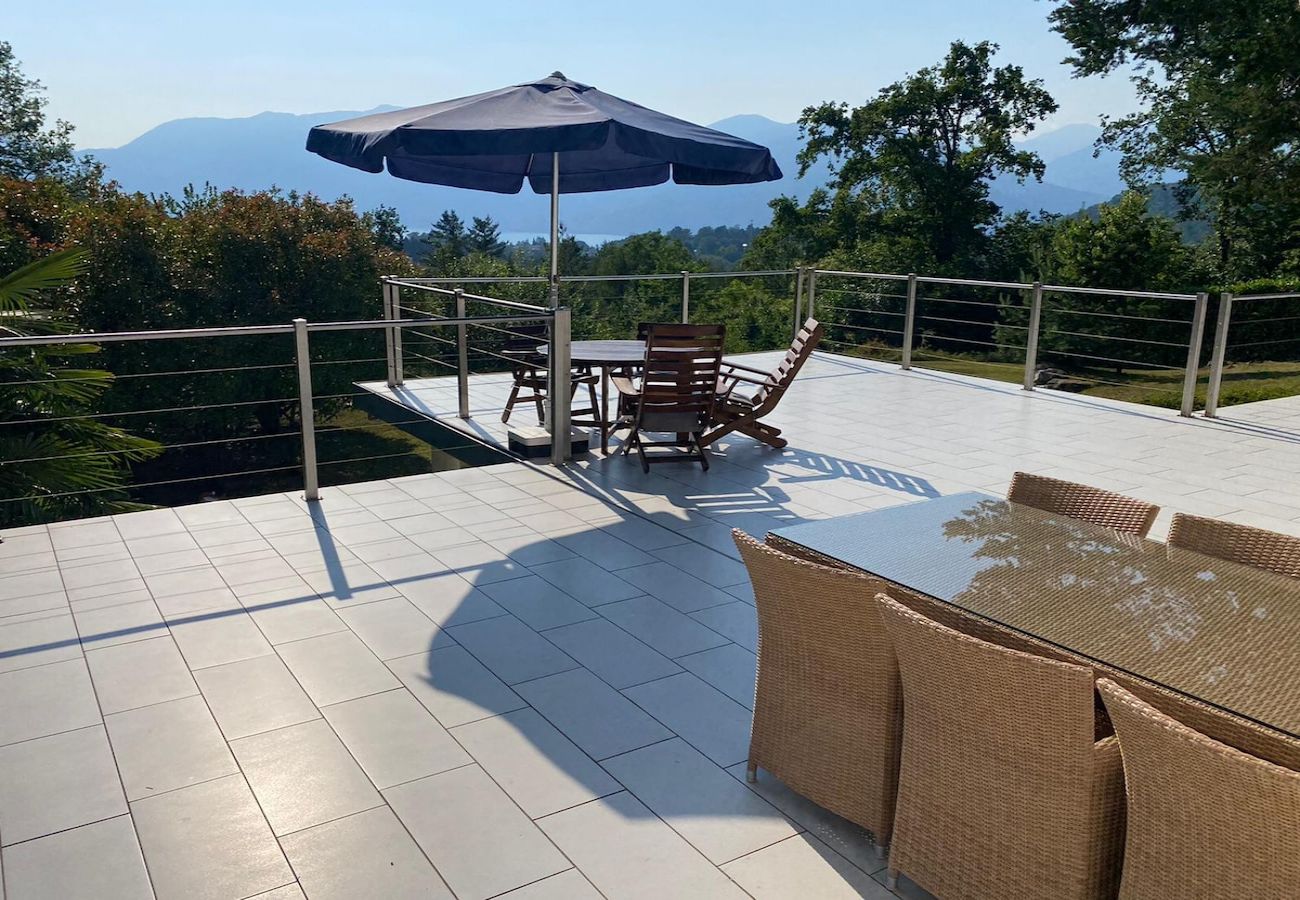 Villa a Luino - Villa Violetta in Luino with pool and garden