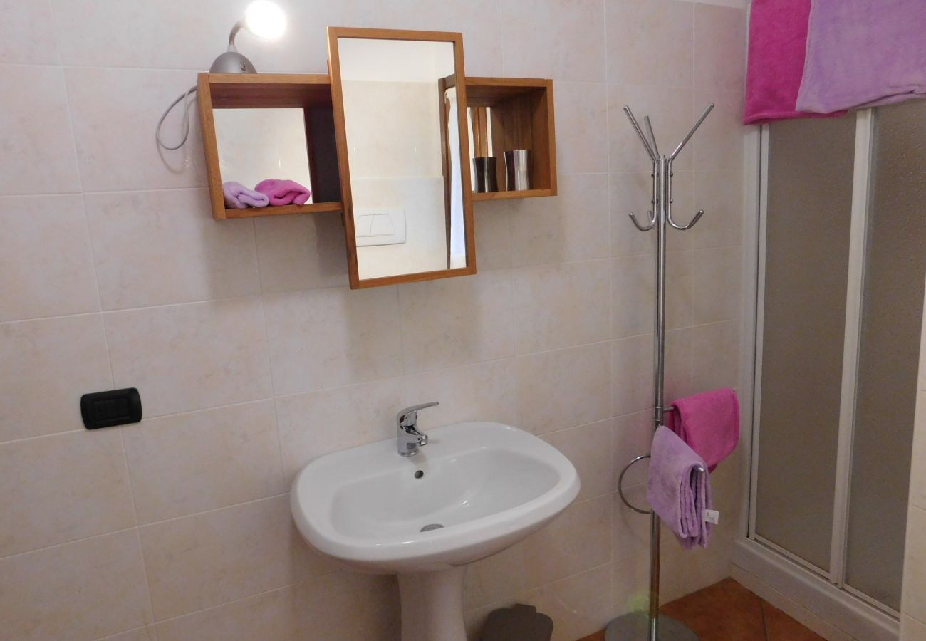 Appartamento a Agra - Rosmarino 1 apartment in Agra with pool and view